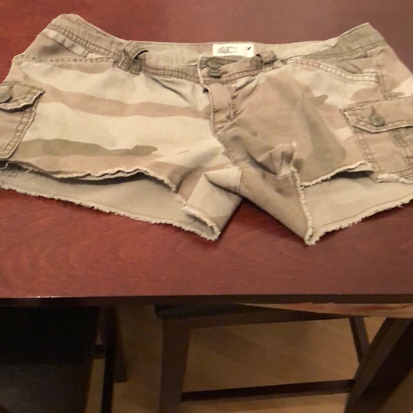 American Eagle camouflage shorts & white tank top. - Picture 2 of 3